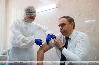 Фото: Прививку от гриппа сделали уже 10 тыс. жителей Гродненской области, среди них и руководитель региона