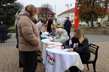 Фото: Продолжается сбор подписей в поддержку выдвижения кандидатов в Президенты Республики Беларусь