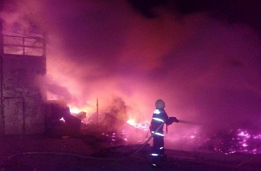 Фото: В деревне под Волковыском горел цех. Возможная причина пожара – поджог