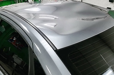 Фото: Житель Гродно перепил и попрыгал на крыше Peugeot