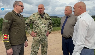 Фото: Губернатор Юрий Караев и помощник Президента Республики Беларусь – инспектор по Гродненской области Константин Бурак работают в районах