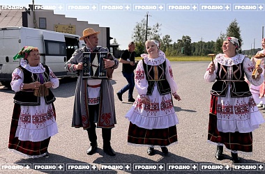 Фото: «С хлебом-солью». Делегацию Гродненской области колоритно встречают в Светлогорске 