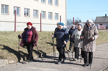Фото: В отделении дневного пребывания для граждан пожилого возраста приступили к занятиям скандинавской ходьбой