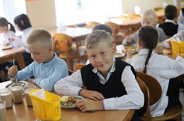Фото: Cвислочским школьникам обновили меню. Узнали, что вкусного готовят ребятам