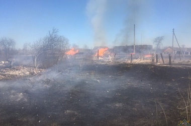 Фото: В Ивьевском районе пламя от костра перекинулось на строения