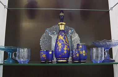 Фото: Оригинальные немецкие кружки и бутылка 1811 года. В Гродно открылась выставка изделий из цветного стекла “От Богемии до Березовки”