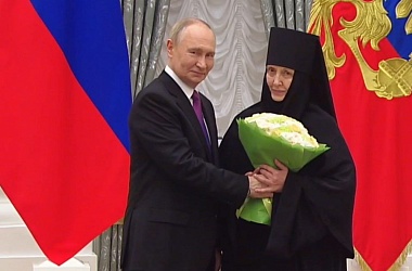 Фото: Владимир Путин вручил игуменье Гаврииле из Гродно медаль Пушкина