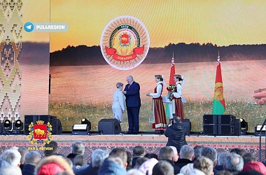 Фото: Президент Беларуси Александр Лукашенко наградил тружеников сельхозотрасли Гродненщины на областных «Дажынках-2024»