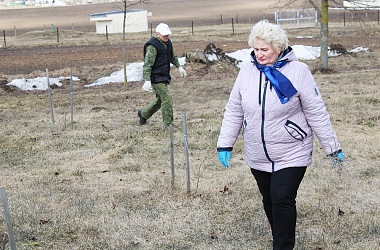 Фото: Активисты районного объедения профсоюзов и учащиеся 10-11 классов СШ № 2 им. Н. П. Массонова присоединились к патриотической акции «Память»