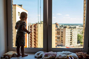 Фото: Как защитить ребенка от падения из окна?