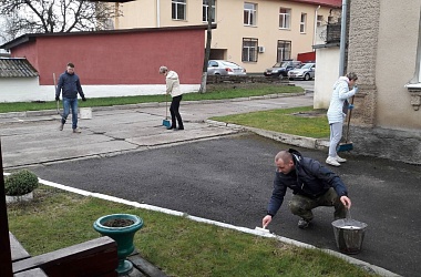 Фото: Сотрудники Свислочского районного отдела внутренних дел активно поработали на благоустройстве прилегающей территории