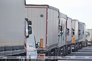 Фото: Over 840 trucks stranded at Belarus' border with EU