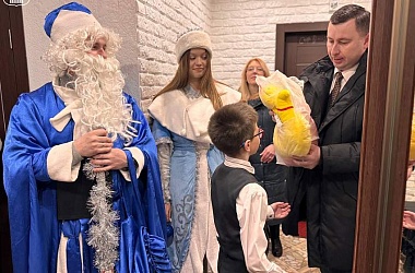 Фото: «Вы – наша гордость». Андрей Хмель поздравил семью Савчук с наступающим Новым годом