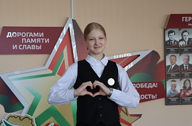 Фото: Первый паспорт и большие мечты. Свислочанка Маргарита Витрук получила первый паспорт из рук губернатора
