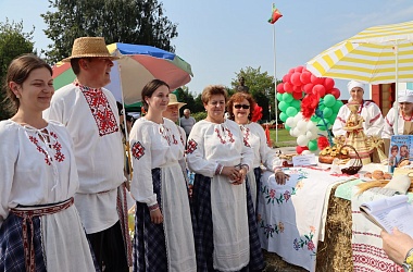Фото: «Матулін каравай» попробовали все 
