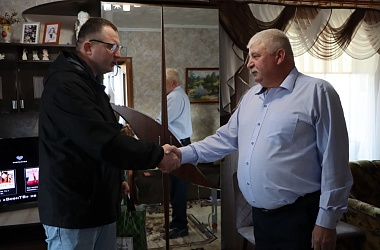 Фото: Андрей Грицкевич поздравил механизатора-передовика Виктора Матыцкого с юбилеем