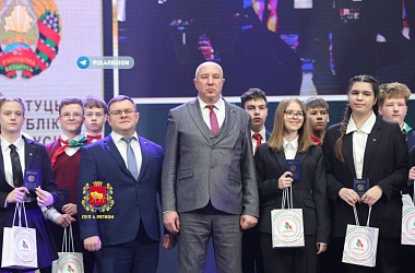 Фото: Учащимся региона торжественно вручил паспорта председатель Гродненского облисполкома Юрий Караев