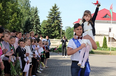 Фото: У Грынках прагучаў апошні званок (+ відэа)
