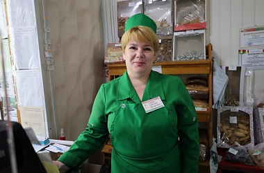 Фото: Стать продавцом – детская мечта. Хозяйка магазина «Родны кут» агрогородка Пацуи Светлана Горбач 27 лет трудится в потребкооперации