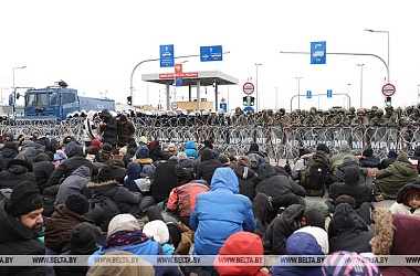 Фото: Вертолет, водомет, колючая проволока и ожидание: что происходит на границе с Польшей