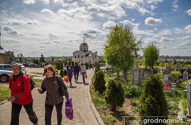 Фото: Санитарная служба области не рекомендует посещать кладбища на Радуницу