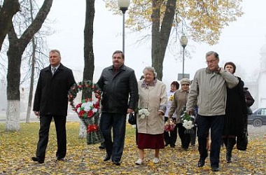 Фото: Тебе, герой, цветы  и наша память