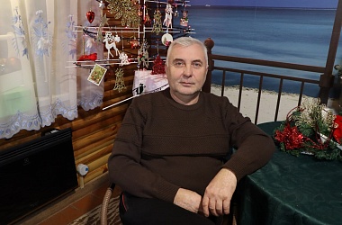 Фото: Калі хочаш свята – ствары яго сам. Іван Петрушкевіч перад Новым годам стварыў каля сваёй хаты сапраўдную чароўную казку