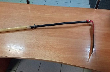 Фото: Житель Гродно угрожал подросткам косой