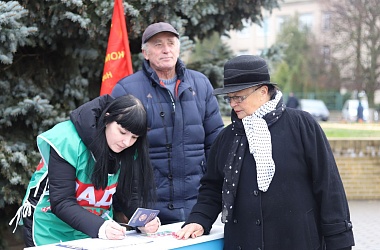 Фото: На Свислоччине продолжается сбор подписей в поддержку выдвижения кандидатов в Президенты Республики Беларусь
