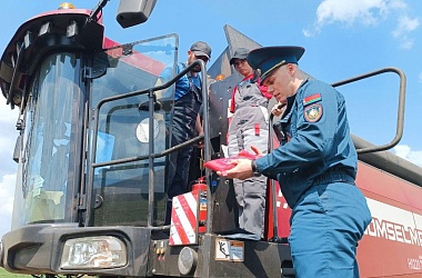 Фото: Уборочная кампания под пристальным вниманием спасателей 